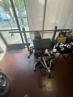 Weight bench n pull up bar/squat rack