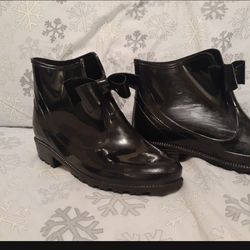 Beautiful Women Rubber Boots With A Bow