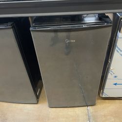 Compact refrigerator
