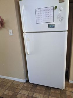 Frigidaire Top-Freezer Refrigerator White