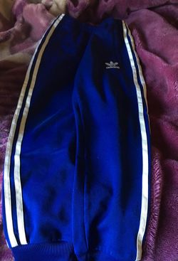 Boys adidas pants like new, size 9-10 very cute comfy and warm perfect for winter ❄️