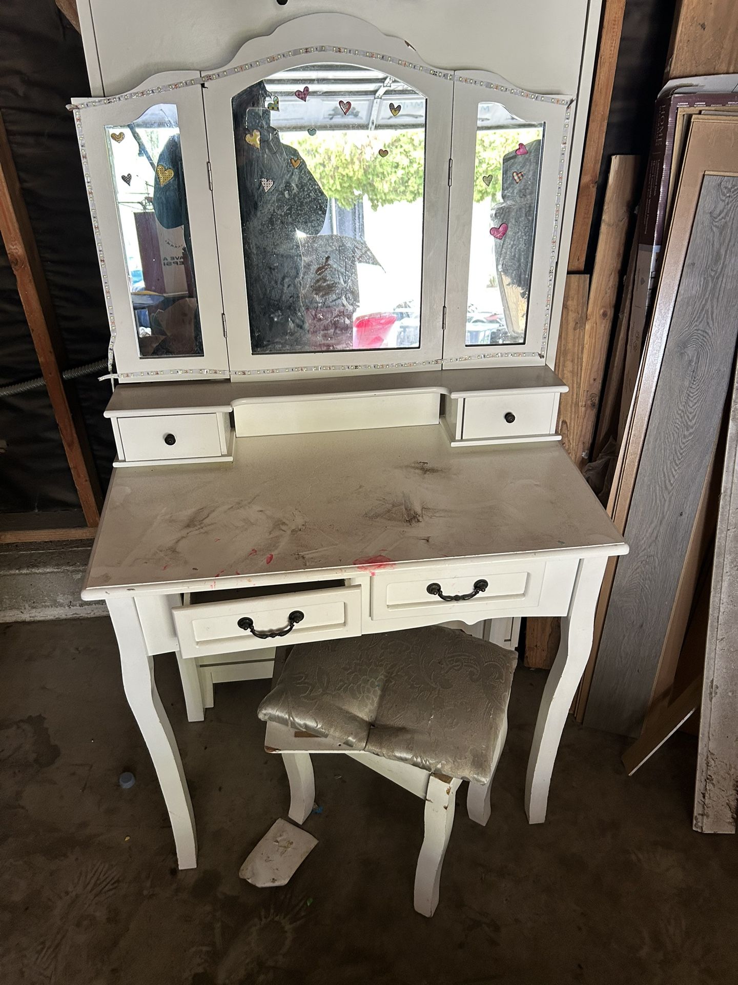 Girls Makeup Vanity With LED Light
