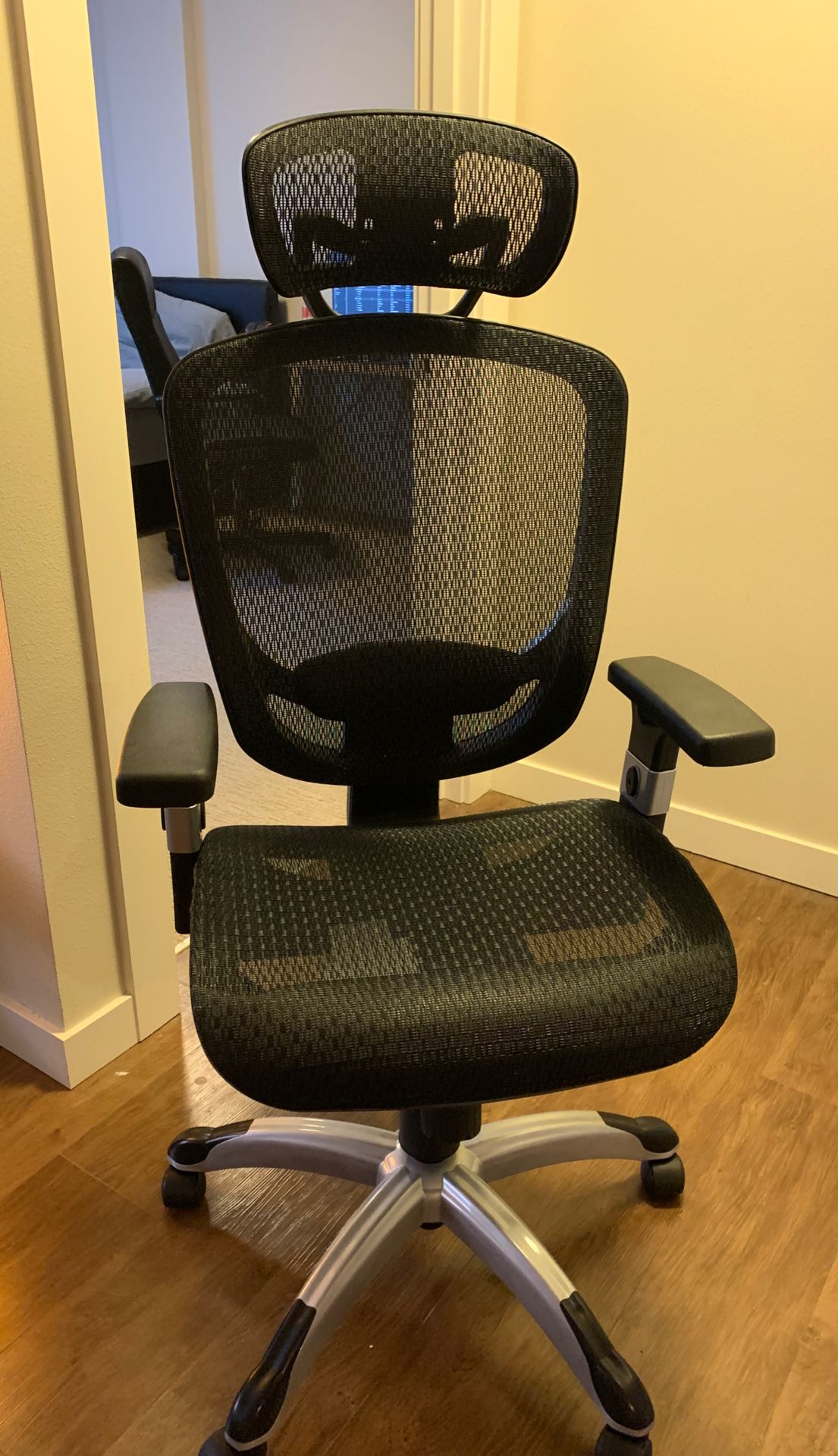 Like NEW Staples Hyken Mesh Task Chair Black for Sale in Seattle, WA