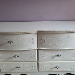 Twin Bed With Dresser And Mirror