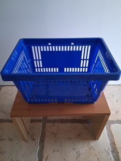 Canastas plásticas para organizar cosas.