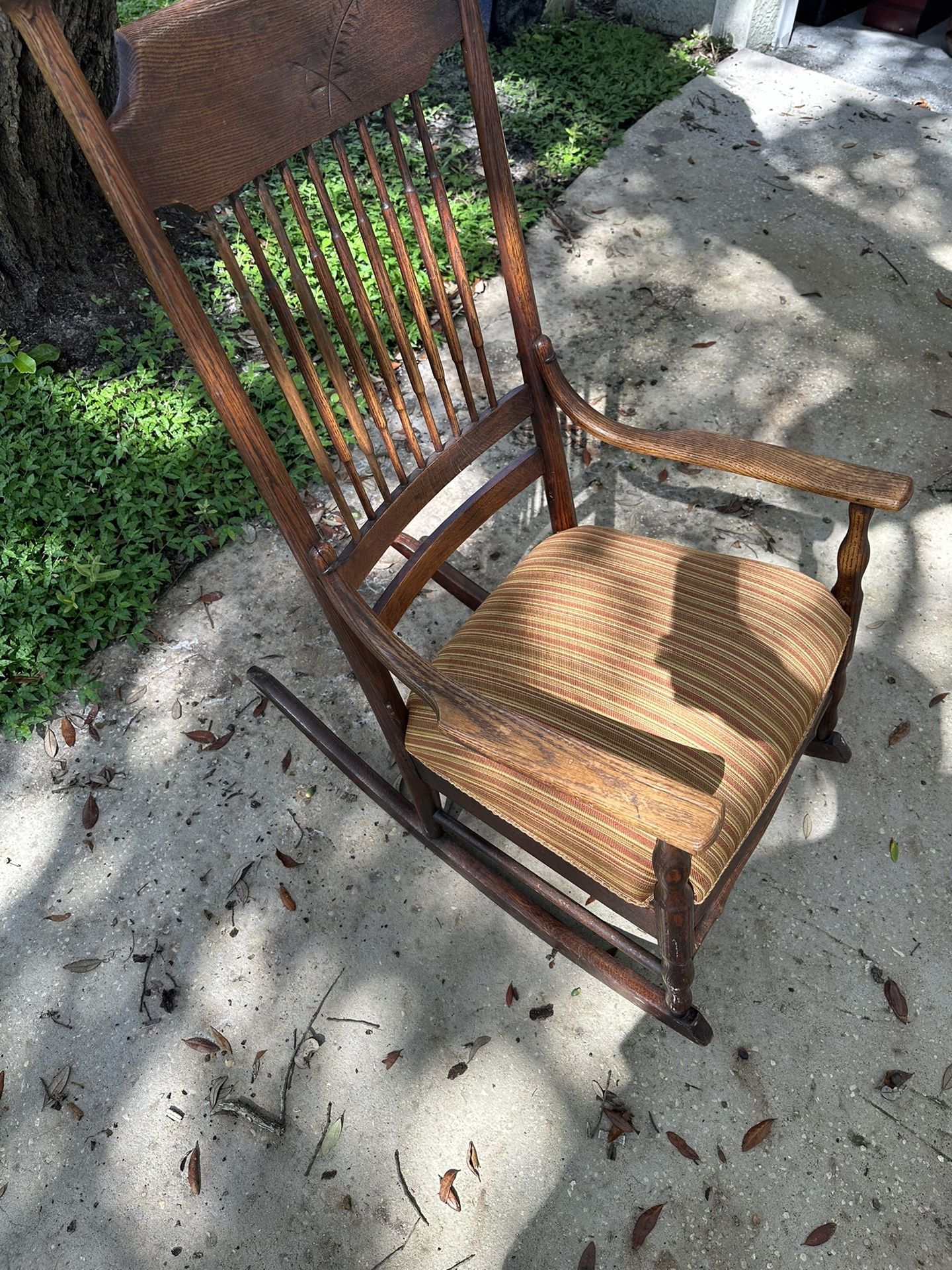 Antique Rocking Chair in Excellent Condition