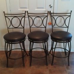 Sit in Style – Trio of Swivel Bar Stools Ready to Elevate Your Space!