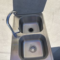 New kitchen sink comes with faucet size 33” long x 22” wide x 9” asking $250  Nuevo sink de cosina viene con llave y molino y coladeras pido $250 tama