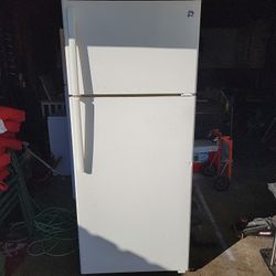 Ge Fridge With Icemaker Works Great 150