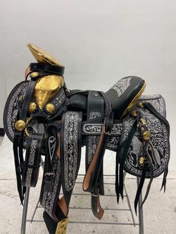 Montura Charra Bordada con fuste chapeado en oro