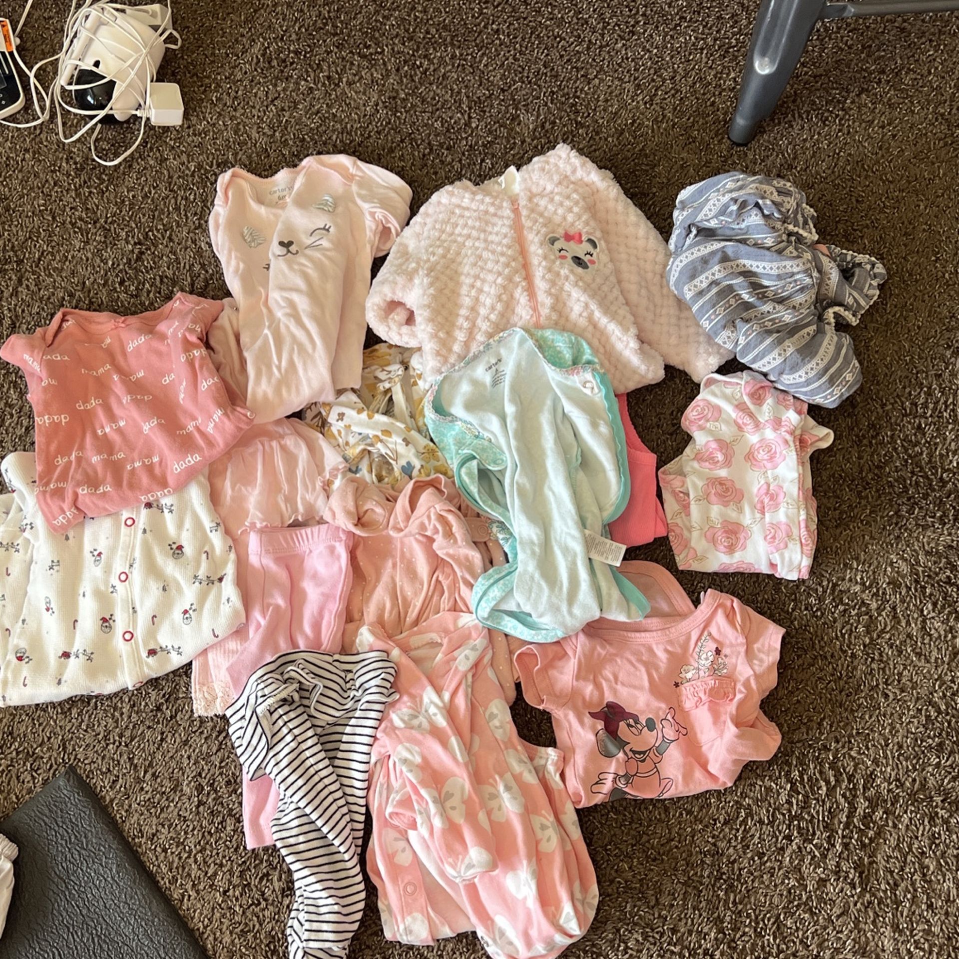 Lots of baby girl 15 pieces clothing, sleepers outfits. Like new condition size 6 Months
