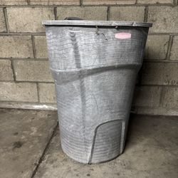 Rubbermaid Commercial 32 Gal Heavy Duty Round Trash Can Gray With Wheels