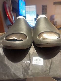 13M Yeezy slides BRAND NEW