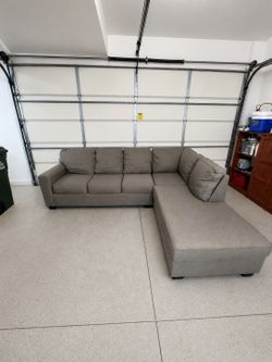 *FREE DELIVERY* GRAY SECTIONAL COUCH