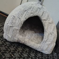 Enclosed Cat Bed