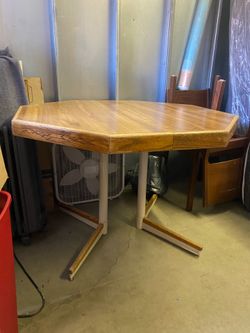 Table w/leaf and 6 chairs