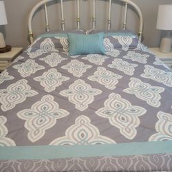 Queen Bed ,Lamps, And Tables