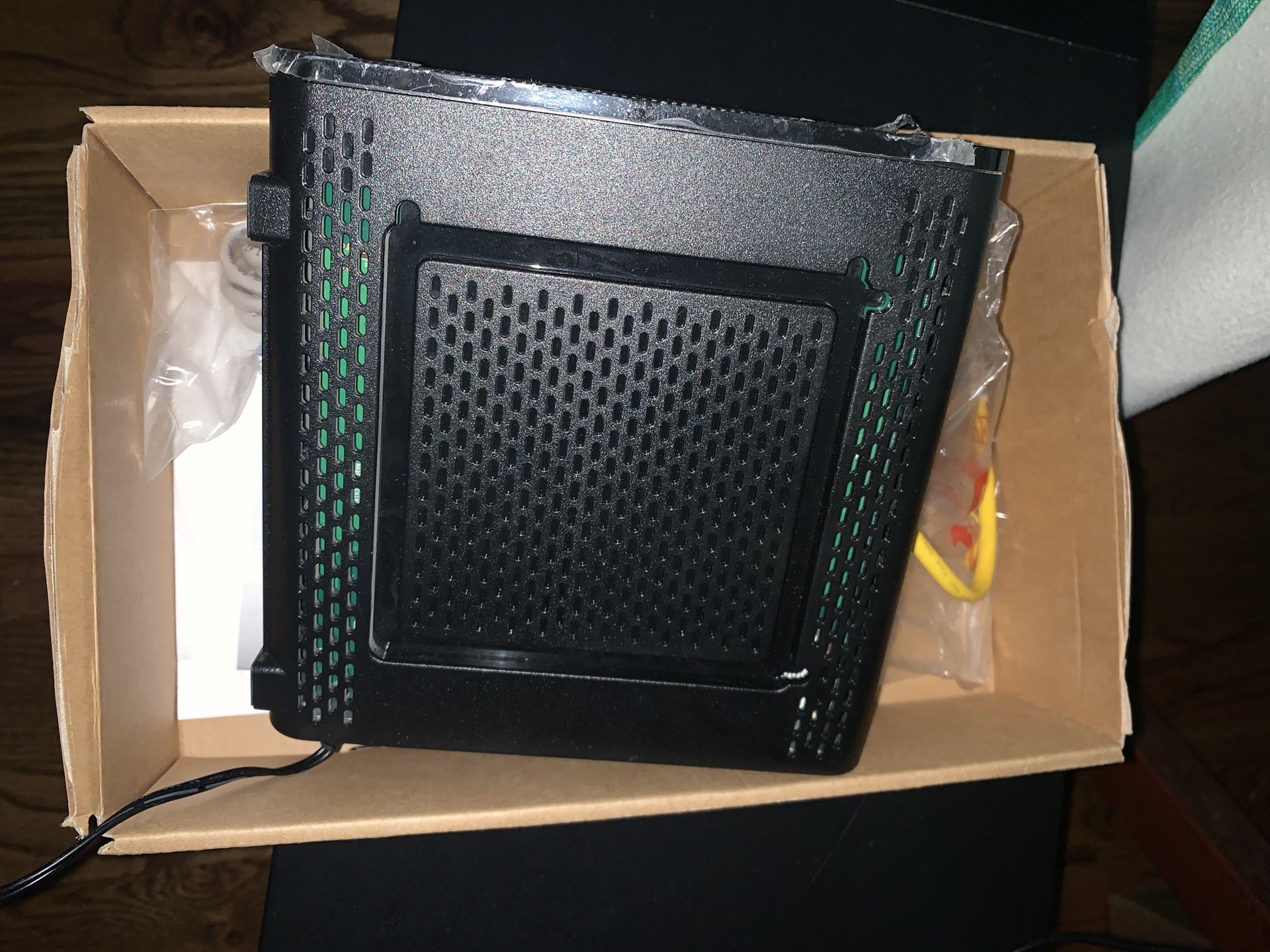 ARRIS SURFboard SBG6580 DOCSIS 3.0 Cable Modem/ Wi-Fi N300 2.4Ghz + N300 5GHz Dual Band Router