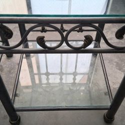 Set of 2 Matching Wrought Iron End Tables / Nightstands
Beautiful matching set of 2 wrought iron tables featuring a clear glass top and a glass bottom