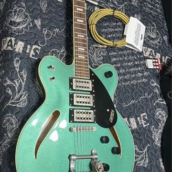 Guitarra Electrica “ GretscH “ Semi Nueva ( Like New) En Excelente Condición. Incluye Cable Nuevo y Case “ Gator “ Nuevo . Precio Firme