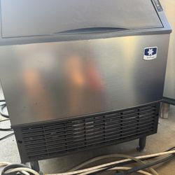 Ice Machine  Manitowoc Undercounter 300lb full cube Ice Maker , looks and works perfectly , air cooled , 115V