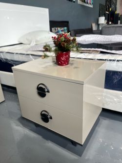 NEW NIGHTSTAND CREAM GLOSSY