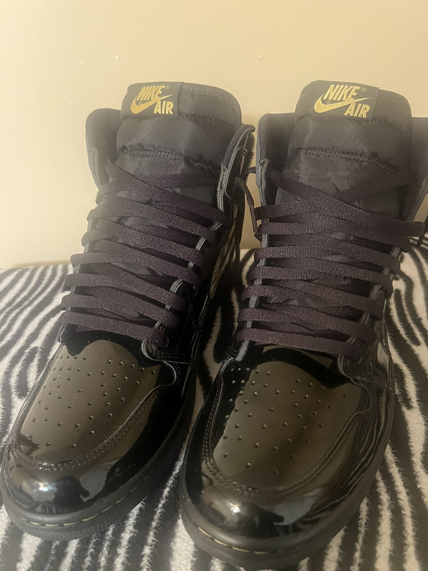 Air Jordan 1 High OG Metallic Gold