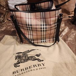 Anne legit bags - AUTHENTIC BURBERRY TOTE BAG WITH WRISTLET