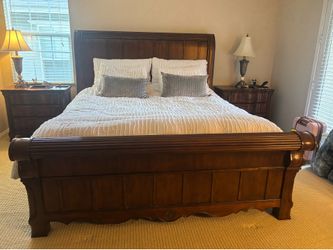King Sleigh Bed & matching Nightstands (Collezione Europa)