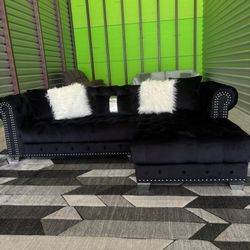 Like New Small Sectional Sofa Couch (DELIVERY AVAILABLE)