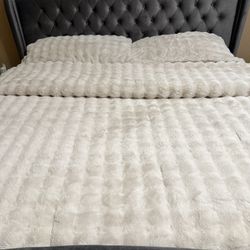 Luxury velvet king-size bed – elegant design, excellent condition