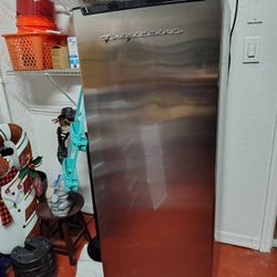 Frigidaire Freezer 6.5 Cu Ft
