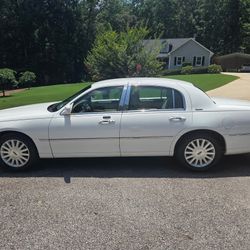 2004 Lincoln Town Car Signature 