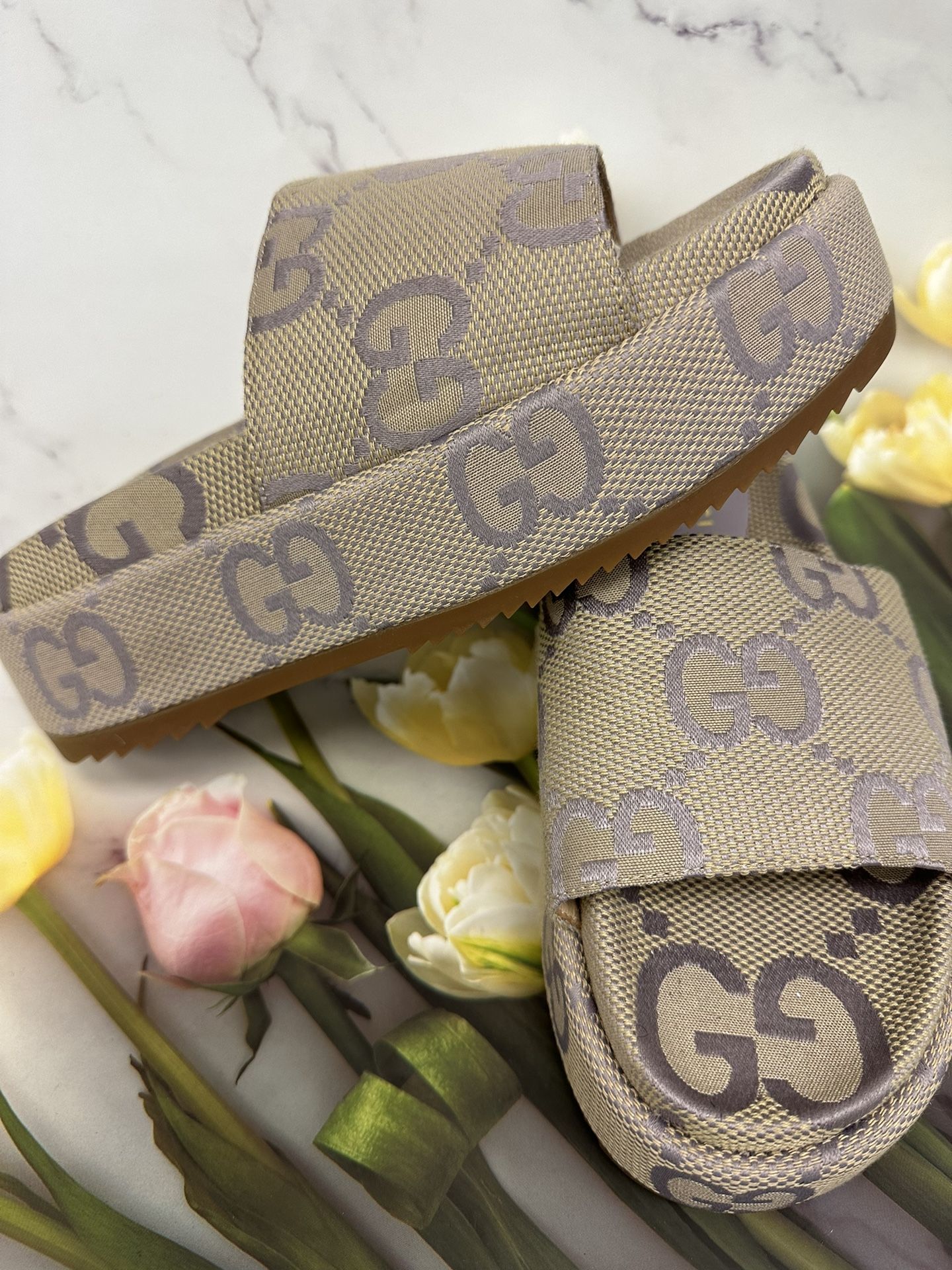 GUCCI LADIES SANDALS (sizes 38,39) $250/50% OFF SALES!