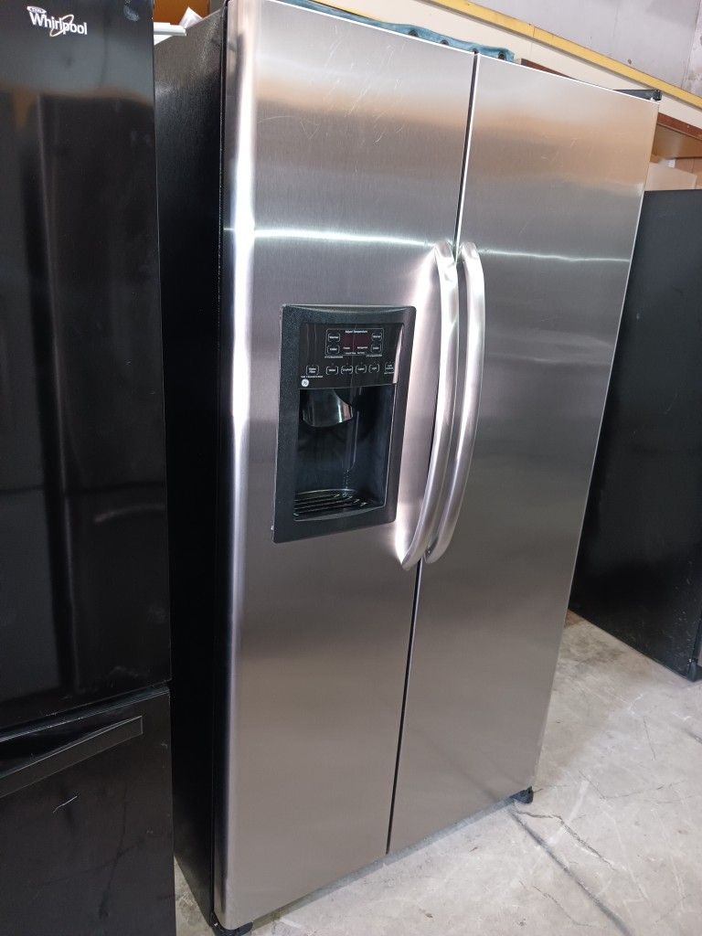 G/E Refrigerator Side By Side Everything Works Good