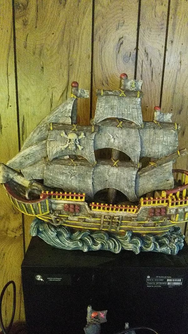 Fish tank ships 2 big ships pirate of Caribbean ship and ...
