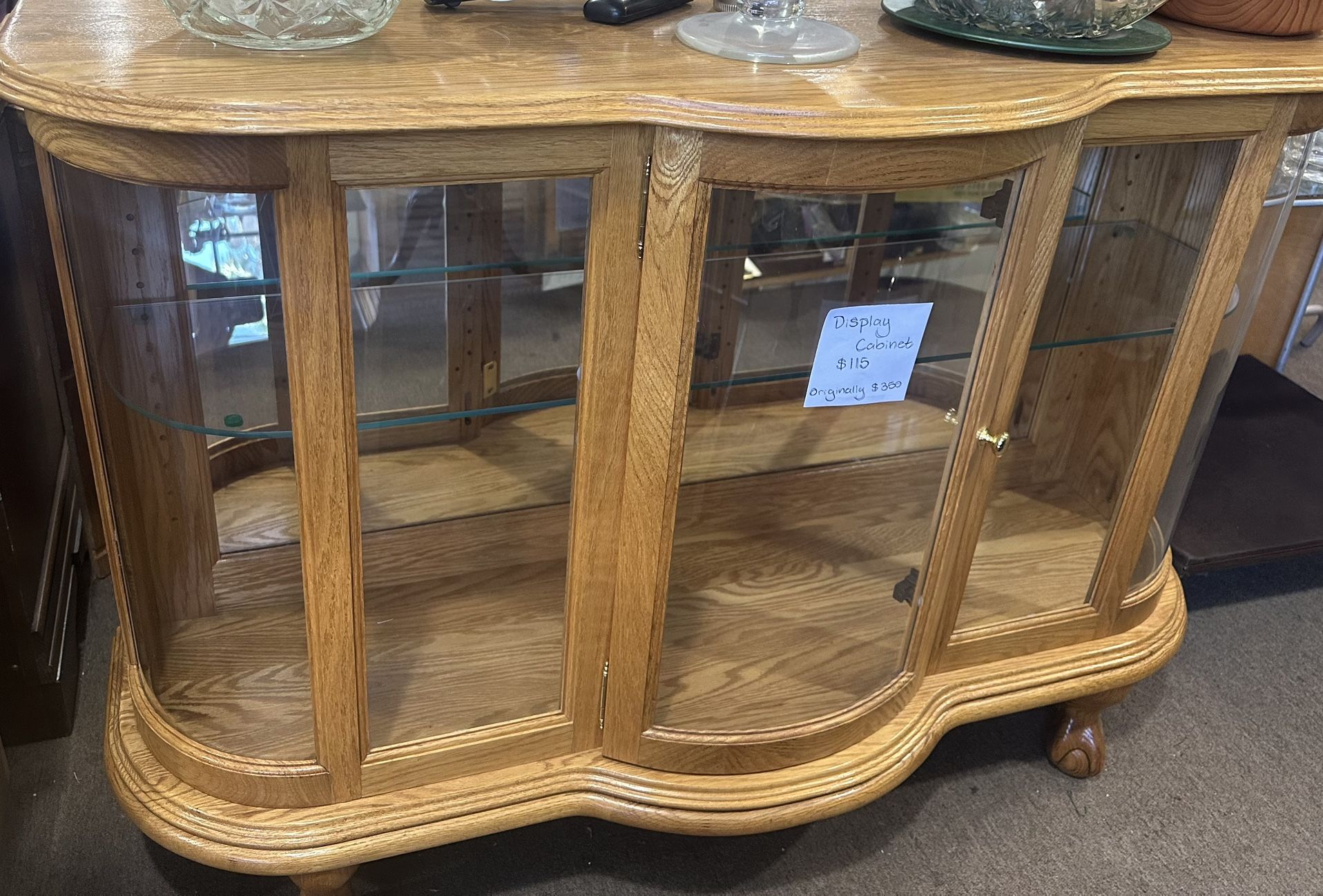 Display cabinet (plug in, lights turn on)