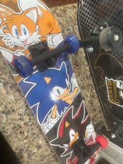 2 skateboards Sonic and Batman