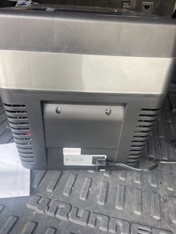 Car refrigerator with compressor