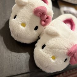 Hello Kitty Slippers 9/10 