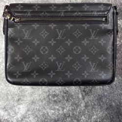 Loui Vuitton District Messenger Bag 