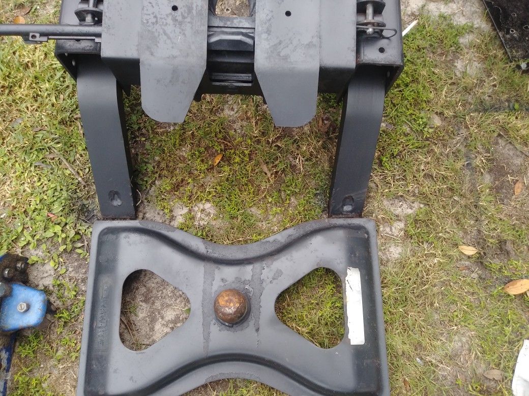 Boss fifth wheel hitch never used with gooseneck plate included asking 250