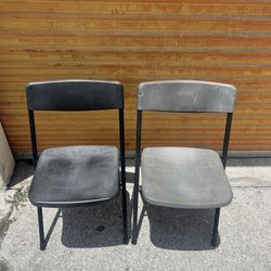 2 Folding Chairs 