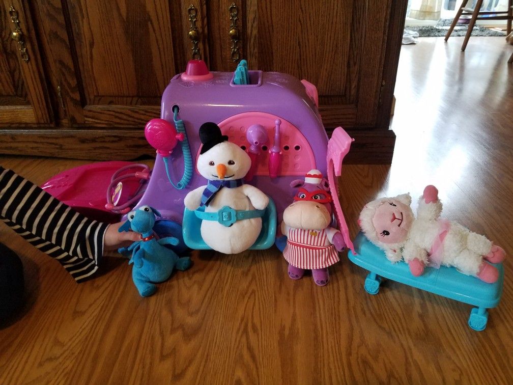 Doc Mcstuffins mobile with 4 stuffed characters