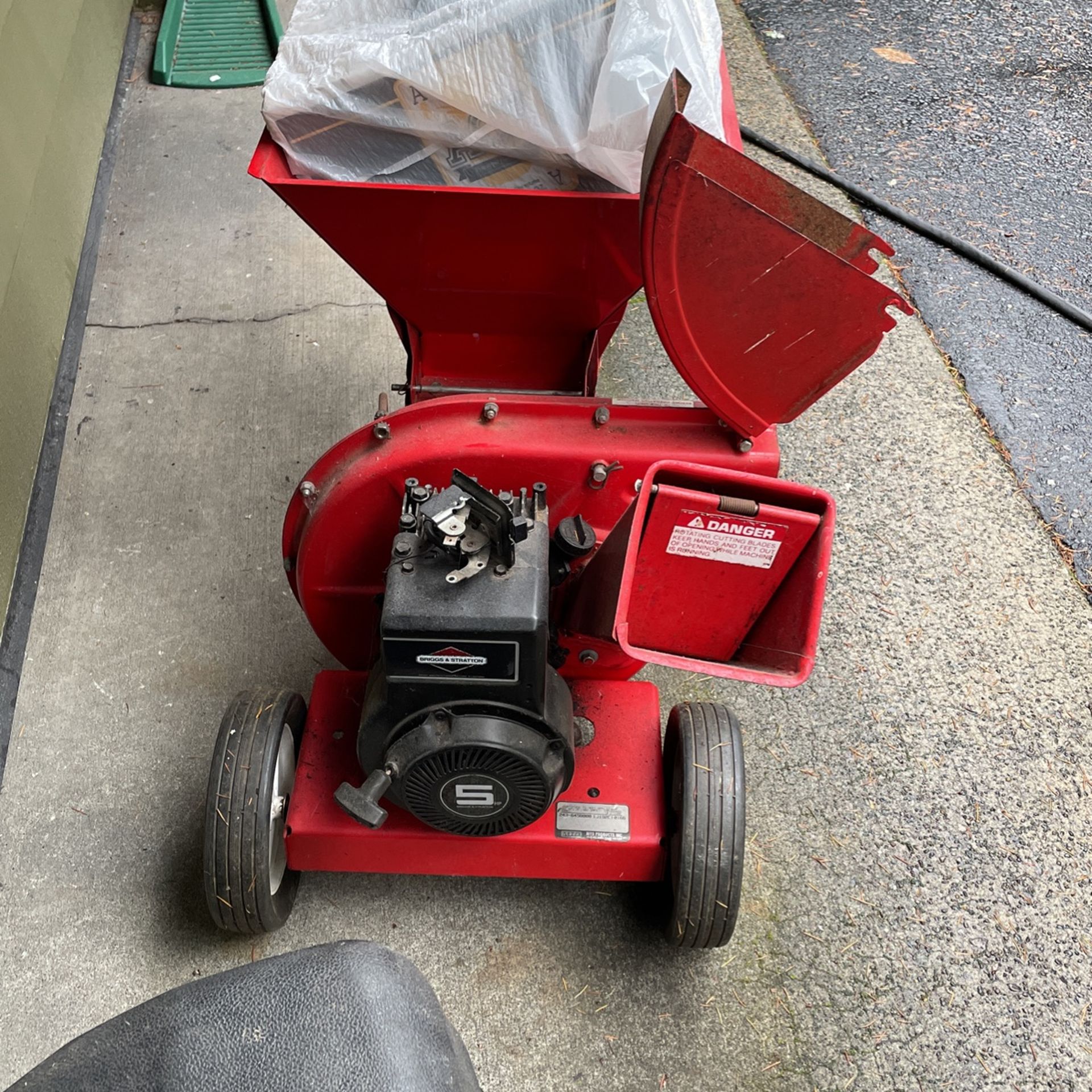 Briggs & Stratton 5hp Chipper Shredder for Sale in Tacoma, WA - OfferUp
