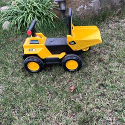 Cat Play and Ride Dump Truck