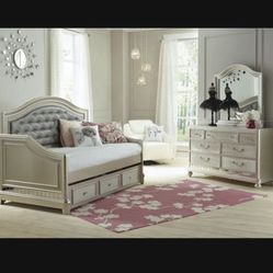 Beautiful Twin bed and dresser 