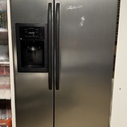 GE Refrigerator and Freezer -- 22 Cu. Ft. 