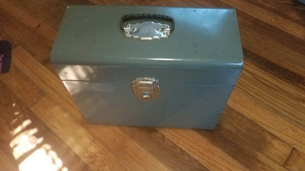 Green Metal Protective Carrying Case - Closes and Latches Shut - Very Nice - No Issues