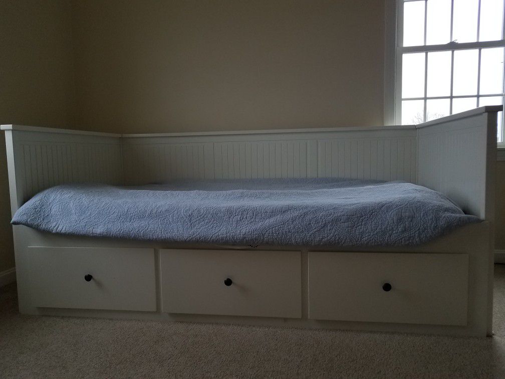 Voorlopige suspensie Stout Hemnes daybed frame with 3 draws, white. Bought at IKEA. Article number  303.493.29 for Sale in Plympton, MA - OfferUp